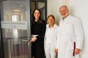 Dorit Otto, Barbara Kirschbaum und Dr. Timm C. Schlotfeldt in der TCM-Ambulanz im Krankenhaus Jerusalem im Februar 2026. Foto: © Martin Zitzlaff www.zitzlaff.com